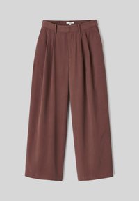 Pantalons à jambes larges dans une teinte rouille profonde, fabriqués en tissu doux avec une texture lisse, dotés de plis devant et d'une taille cintrée.