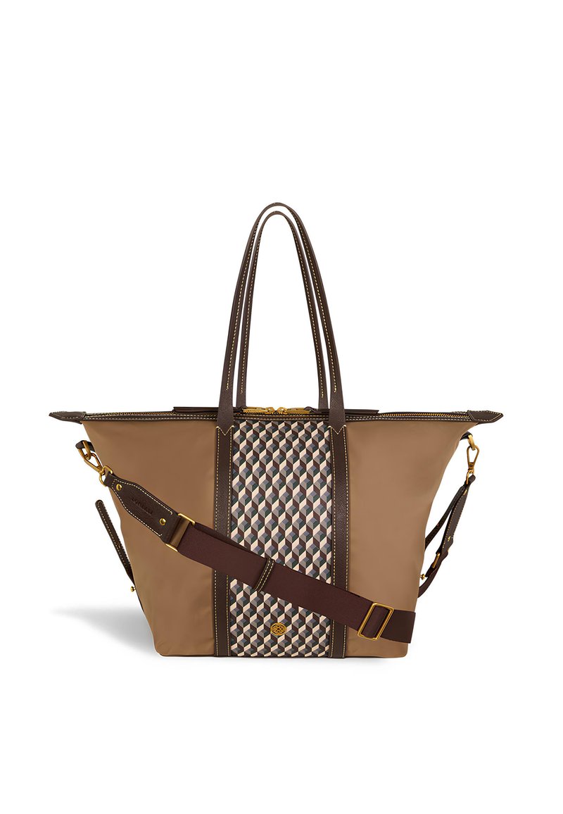 Grande borsa a tracolla marrone con pannello centrale a motivo geometrico, doppio manico e tracolla regolabile con dettagli in oro.