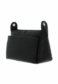 Bolso de hombro de cuero negro con una superficie texturizada. Tiene un bolsillo frontal y dos asas circulares. Forma rectangular compacta.