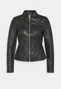 Černá kožená bunda s límcem, přiléhavý střih a předním zipem. Obsahuje panelové prošívání a rozšířený lem.