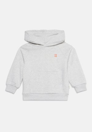 Sweat à capuche gris clair pour tout-petit avec poche avant et petit chiffre romain II orange sur la poitrine.