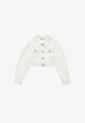 Chaqueta vaquera blanca recortada con mangas largas, cierre frontal con botones, dos bolsillos en el pecho y un cuello.