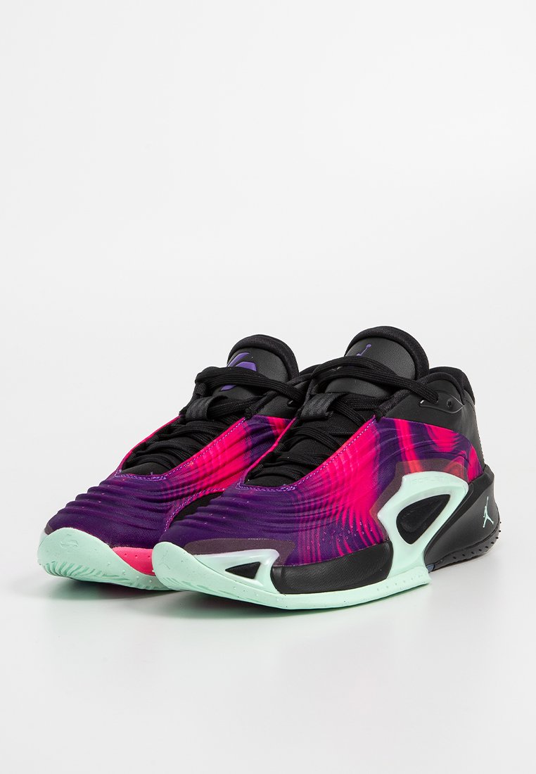 Zapatillas de baloncesto con una parte superior en degradado púrpura y rosa, cordones negros y suela verde menta. Presentan un tejido texturizado y un diseño distintivo.