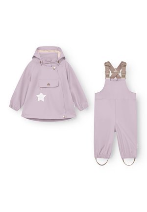 Otroške svetlo vijolične dežne jakne s kapuco, sprednjim žepom in zvezdico na znački ter ustrezne vodoodporne hlače z nastavljivimi naramnicami in zankami za noge.