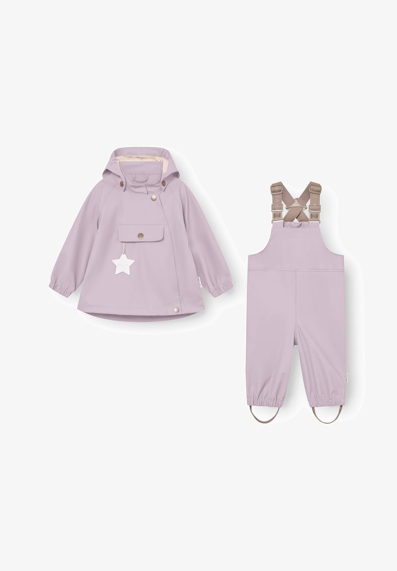 Παιδικό ανοιχτό μωβ αδιάβροχο μπουφάν με κουκούλα, μπροστινή τσέπη και ταμπελάκι με αστέρι, καθώς και ταιριαστό αδιάβροχο ολόσωμο παντελόνι με ρυθμιζόμενους ιμάντες και θηλιές για τα πόδια.