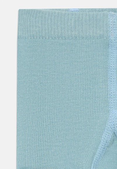 Lyseblå, ribbet tekstil med en glatt tekstur, som har en sømløs strikket kant. Stoffet viser et jevnt mønster gjennom hele.