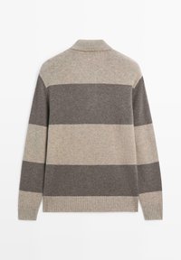 Pletený svetr s límcem, zdobený střídavými světle béžovými a tmavě hnědými vodorovnými pruhy. Žebrované manžety a lemy. Měkká textura.