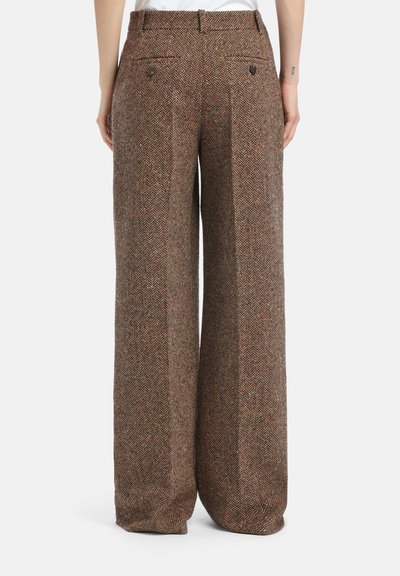 Brūnas krāsas bikses ar zivju kaulu rakstu un platu kāju dizainu, kurām ir divas aizmugures kabatas un pogu aizdare, izgatavotas no teksturēta auduma.