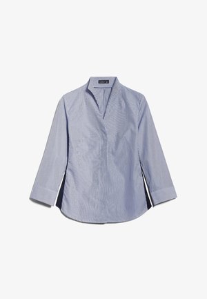 Blauw-wit dun verticaal gestreept overhemd met lange mouwen, een opstaande kraag en een V-halsopening, plat gelegd op een witte achtergrond.