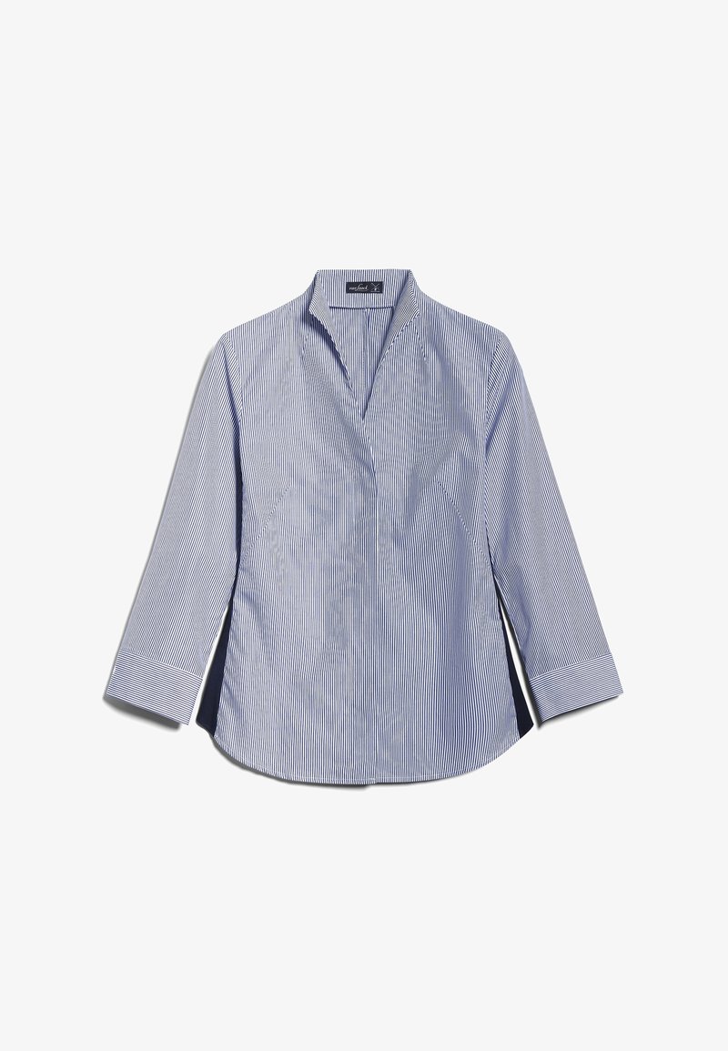 Chemise à manches longues fines rayures verticales bleues et blanches, avec col montant et ouverture en V, étalée à plat sur fond blanc.