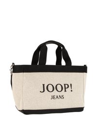 Beige lærredsnet med sorte detaljer, fremhæver logoet "JOOP! JEANS" tydeligt. Korte håndtag og lynlåslukning.
