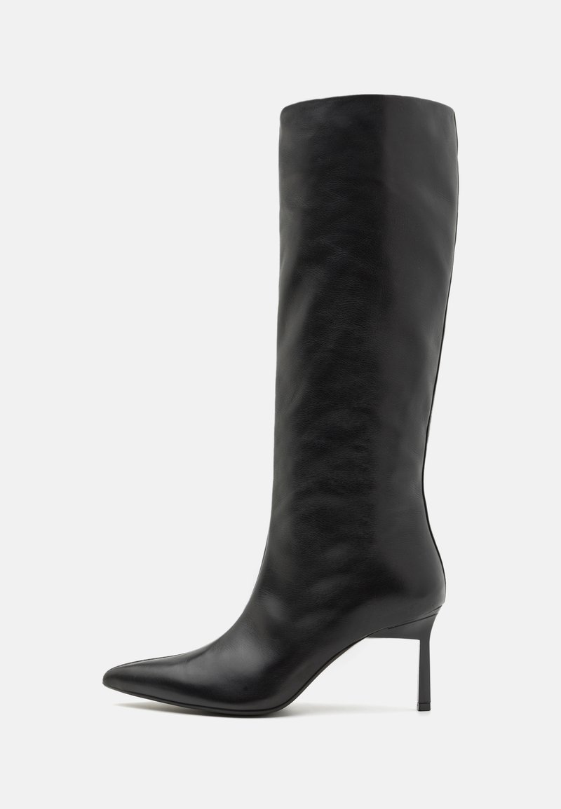Sorte skinnhøye støvler med spiss tå, slank stiletthæl og en glatt finish. Enkelt design uten synlige mønstre eller detaljer.