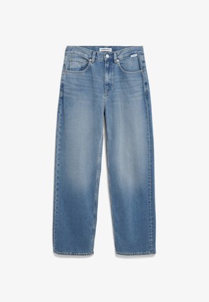 Jeans in denim blu con una vestibilità ampia, design a cinque tasche e una finitura leggermente sbiadita. La texture è liscia con cuciture a contrasto.
