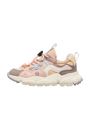 Sneaker chunky in pesca pastello, rosa e grigio con suola testurizzata, pull tabs e chiusura con lacci a fermo, marchiata Flower Mountain.
