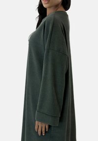Elara SET - Stickad klänning - grün