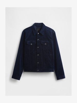 Mørkeblå fløjlsjakke med knaplukning foran, to brystlommer og en klassisk krave. Glat tekstur og skræddersyet pasform.