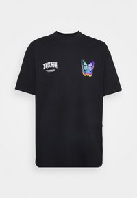 Svart bomull t-shirt med en färgglad fjärilsgrafik på bröstet och vit text. Rund halsringning, korta ärmar och avslappnad passform.