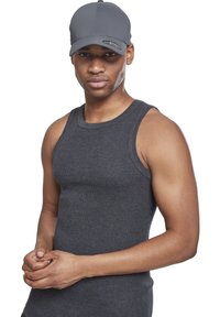 Hallhalli ribadega tank top, millel on laiad käeaugud, koos halli mütsiga. Kangas on tekstuuriga ja kehaümber, rõhutades keha kuju.