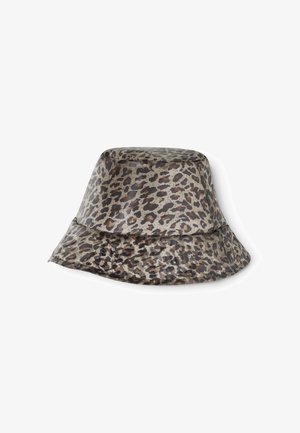 Sombrero tipo bucket con estampado de leopardo marrón y negro sobre un fondo beige claro, hecho de tela brillante.
