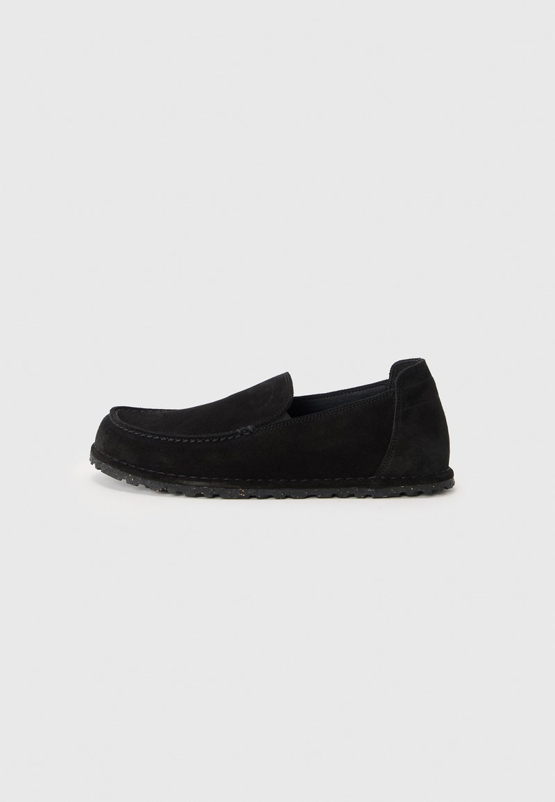 Sorte semsket slip-on sko med rund tå, sømdetaljer og teksturert gummisåle. Glatt overflate uten dekorasjoner.