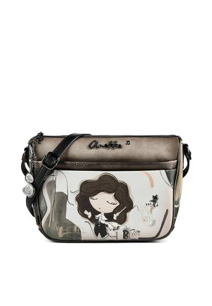 Crossbody-Tasche mit metallisch braunem Oberteil, Cartoon-Mädchen mit wehenden Haaren auf der Vorderseite, schwarzem verstellbarem Riemen und kleinen Anhängern in Form von Musiknoten.