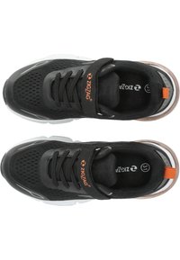 Baskets de sport noires avec empeigne en maille, lacets noirs et accent orange. Présente un col rembourré et une semelle en caoutchouc blanc avec des détails gris.