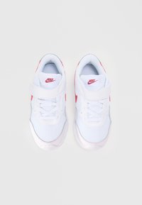 Baltās Nike kedas ar rozā akcentiem, kas izgatavotas no sieta materiāla, ar tradicionālu auklu sasaisti, siksniņas aizdari un noapaļotu purngali.