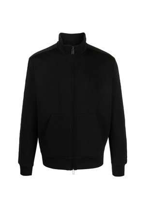 Svart zip-up jacka med hög krage, sidofickor och kontrasterande detaljer längs axlarna. Tillverkad av ett mjukt, texturerat tyg.