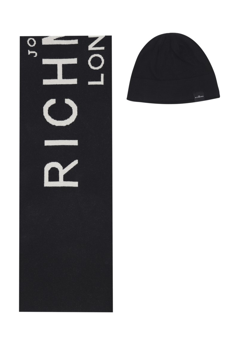 Sciarpa nera a maglia con testo bold bianco e berretto nero abbinato con una piccola etichetta del logo. Entrambi gli articoli presentano una texture liscia.