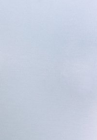 Tessuto a costine di un blu chiaro, con linee verticali, lavorato in modo uniforme, che mostra dettagli fini e un aspetto morbido.