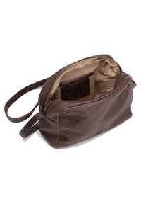 Brun läder crossbody-väska med en slät yta, dragkedjestängning och ett beige tyginteriör med ett kortfack. Kompakt, rektangulär form.