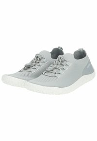 Jasnoszare buty sportowe z teksturowaną, oddychającą cholewką z siateczki, elastycznymi sznurówkami i białą, wzorzystą podeszwą dla lepszej przyczepności.