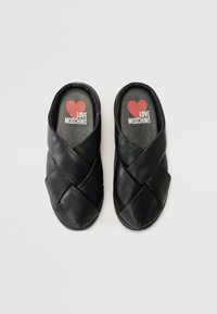 Schwarze Leder-Slipper mit geflochtenem Design. Verfügt über eine gepolsterte Innensohle mit "LOVE MOSCHINO"-Marke und rotem Herz-Graphic.