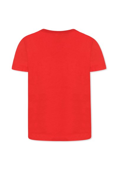 T-shirt en coton rouge avec des manches courtes, un col rond et un dos uni. Aucun motif ni accent supplémentaire n'est présent.