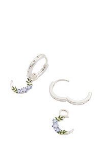 Orecchini a cerchio in argento con dettagli floreali; uno ha una forma curva decorata con fiori blu e foglie verdi, l'altro è semplice.