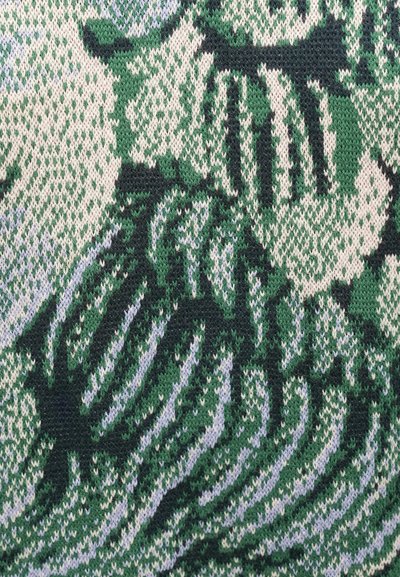 Υφαντό ύφασμα με πράσινο και κρεμ floral μοτίβο και υφασματικές λεπτομέρειες. Το σχέδιο περιλαμβάνει σκούρες πράσινες και λεβάντα αποχρώσεις.