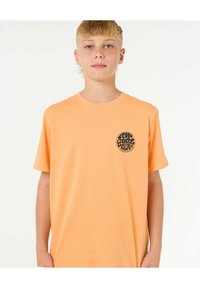 Oranges T-Shirt aus Baumwolle mit kurzen Ärmeln, mit einem schwarzen runden Logo auf der linken Brustseite. Weicher Stoff, normale Passform.
