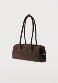 Σκούρα καφέ τσάντα από σουέτ με μακριές διπλές λαβές και ορθογώνια βάση, παρουσιάζεται σε απλό λευκό φόντο.