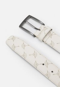 Curea din piele albă cu model floral embosat, având o cataramă dreptunghiulară metallică închisă. Suprafață texturată cu mai multe găuri pentru ajustabilitate.