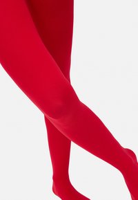 T medias opacas rojas con una textura suave, un diseño ajustado y un acabado sin costuras, que cubren las piernas hasta la mitad de la pantorrilla.