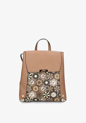 Zaino beige e stampato con disegni esagonali, emblemi del logo, una maniglia superiore e un risvolto frontale assicurato da una chiusura in tono oro.