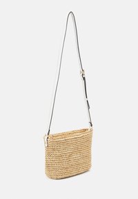 Woven straw shoulder bag o prostokątnym kształcie, w kolorze jasnobeżowym, z białym regulowanym paskiem i czarnymi akcentami w postaci przeszyć.