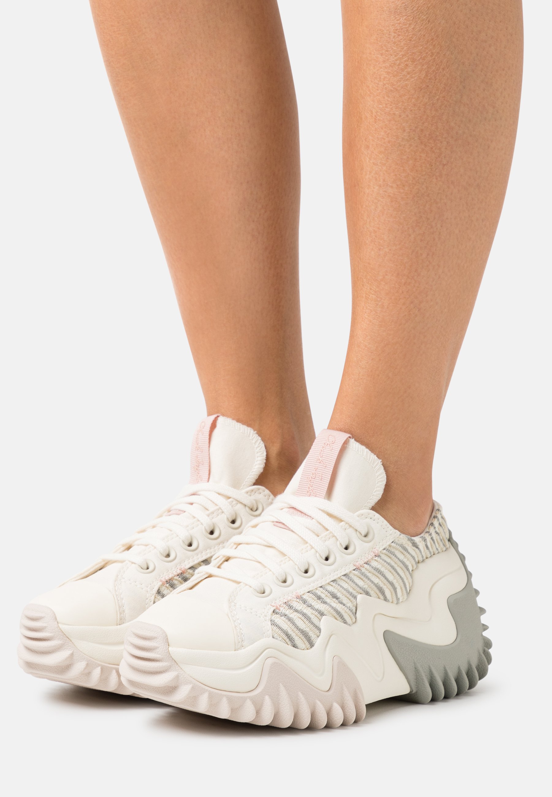 run star motion sneakers