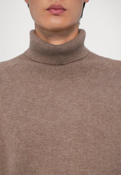 Brązowy sweter z golfem wykonany z miękkiego, fakturowanego materiału; ma dopasowany kołnierz i prosty, dzianinowy wzór. Brak widocznych wzorów lub akcentów.