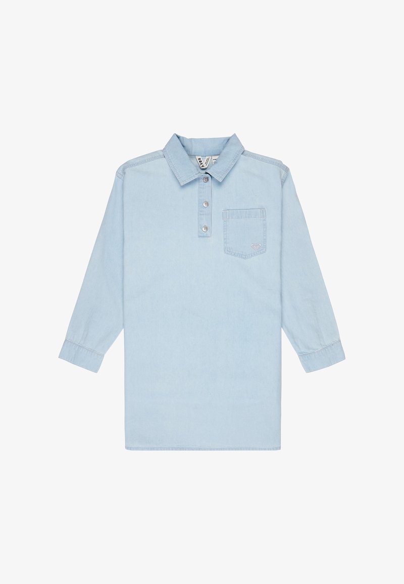 Chemise en denim bleu clair à manches longues avec un col boutonné, dotée d'une poche poitrine et d'un accent logo subtil. Texture douce, design décontracté.