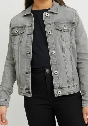 Veste en jean grise avec fermeture à boutons, deux poches poitrine et des poches latérales, avec des détails de couture et une texture légèrement délavée.
