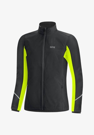 Schwarze Jacke mit hohem Kragen. Verfügt über leuchtend gelbe Akzente an den Ärmeln, reflektierende Details und einen Reißverschluss vorne. Hergestellt aus einem glatten, feuchtigkeitsableitenden Material.