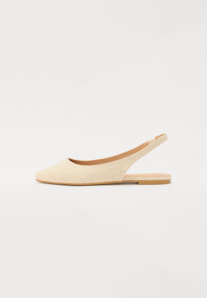Ballerines beiges à talon ouvert avec un bout pointu, fabriquées en tissu texturé, dotées d'une semelle flexible et d'un design à talon ouvert.
