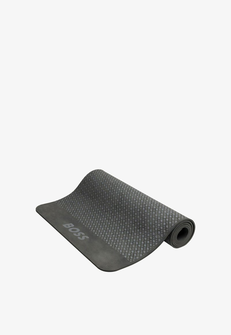 Częściowo zwinięta ciemnoszara mata do jogi z wzorem diamentowym i logo "BOSS" na jednym końcu.