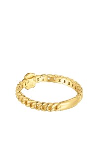 Złoty pierścionek o skręconym wzorze łańcucha z płaską częścią. Wykonany z metalu, o wypolerowanej powierzchni i gładkiej teksturze.